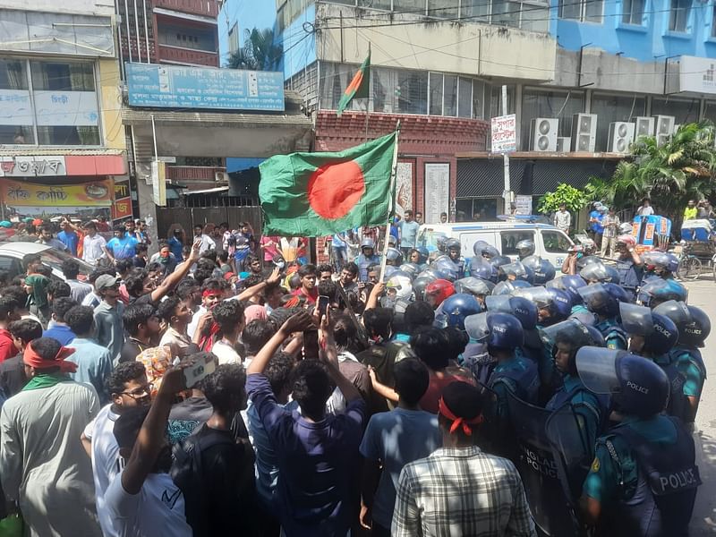 খুলনায় শিক্ষার্থীদের মিছিলে বাধা দেয় পুলিশ। দুপুরে নগরের রয়েল মোড় এলাকায়